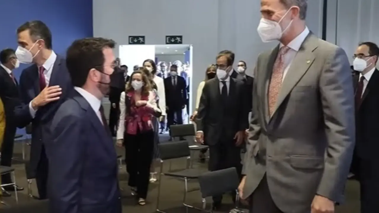 El presidente de la Generalitat, Pere Aragon&egrave;s, y el Rey Felipe VI, y detr&aacute;s el presidente del Gobierno, Pedro S&aacute;nchez, y la ministra Nadia Calvi&ntilde;o