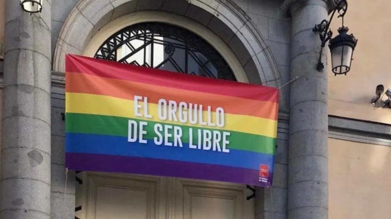 Archivo - Vicepresidencia de la Comunidad de Madrid luce una bandera LGTB