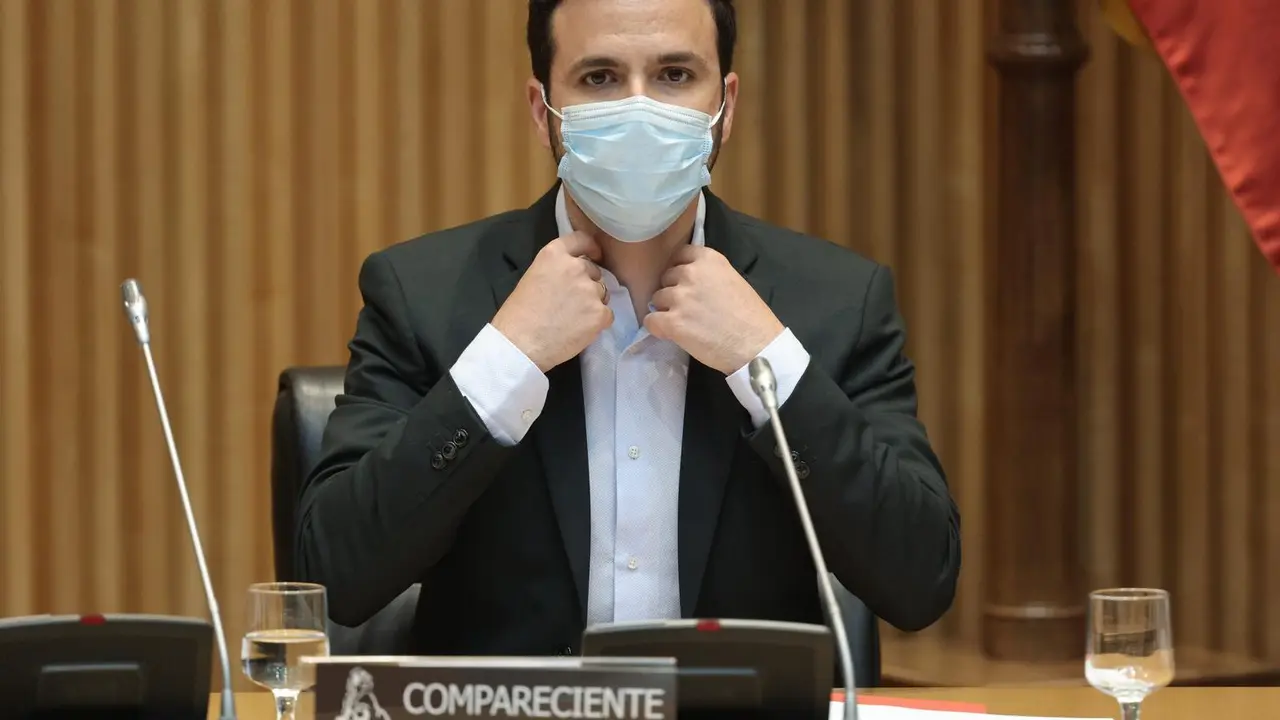 El ministro de Consumo, Alberto Garz&oacute;n, a su llegada a una Comisi&oacute;n de Sanidad y Consumo en el Congreso, a 16 de junio de 2021, en la Sala Ernest Lluch del Congreso de los Diputados, Madrid, (Espa&ntilde;a). Durante su intervenci&oacute;n ha informado sobre las actuaci