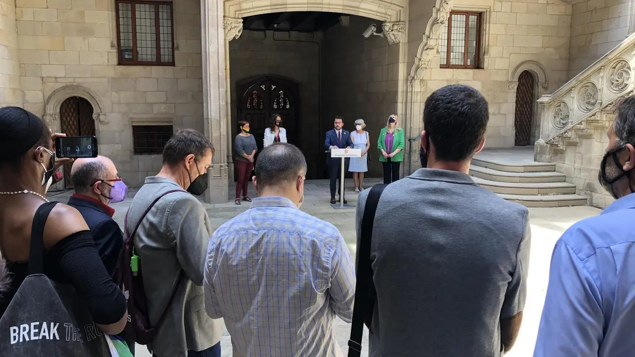 El presidente de la Generalitat, Pere Aragon&eacute;s, se dirige a diversos representantes del colectivo LGTBI+ en la celebraci&oacute;n del D&iacute;a Internacional del Orgullo, este lunes 28 de junio de 2021.