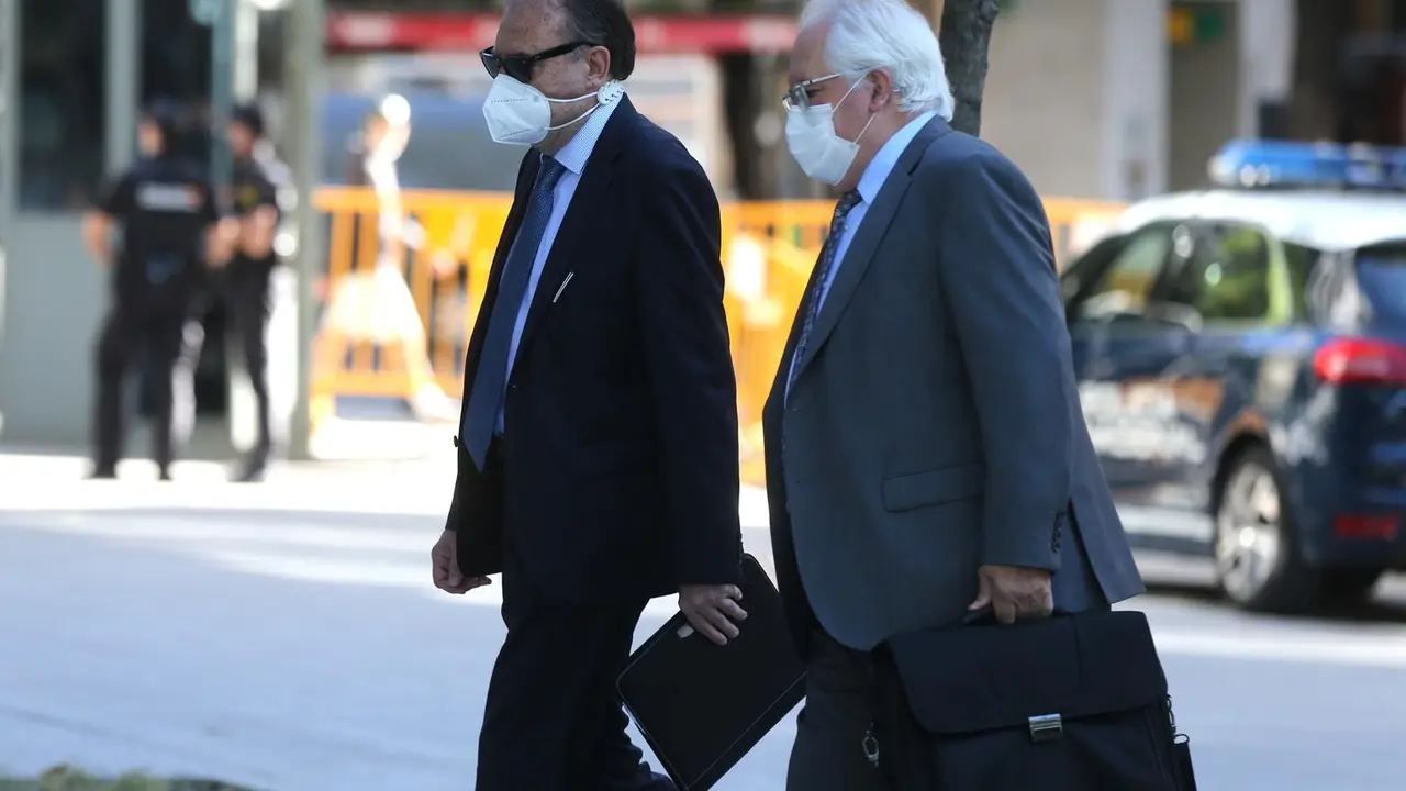 El ex jefe de la UDEF Jos&eacute; Luis Olivera se dirige a la Audiencia Nacional acompa&ntilde;ado de su abogado para declarar como imputado por la 'Operaci&oacute;n Kitchen'