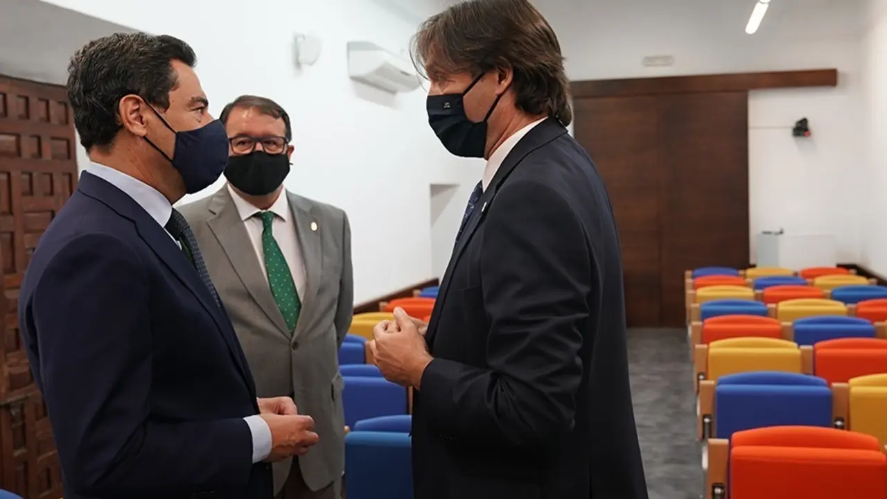El presidente de la Junta, Juanma Moreno, conversa con el rector de la Universidad Pablo de Olavide, Francisco Oliva, en presencia del alcalde de Carmona, Juan &Aacute;vila.