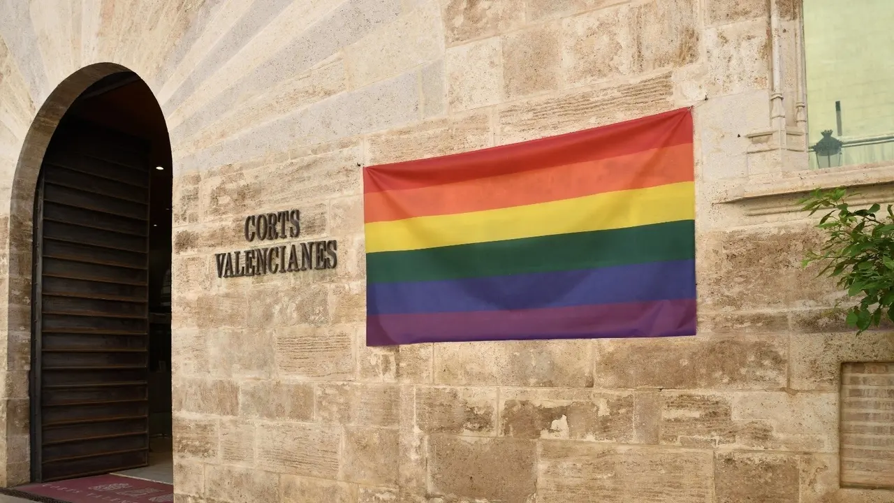 Bandera LGTBI en la fachada de Les Corts