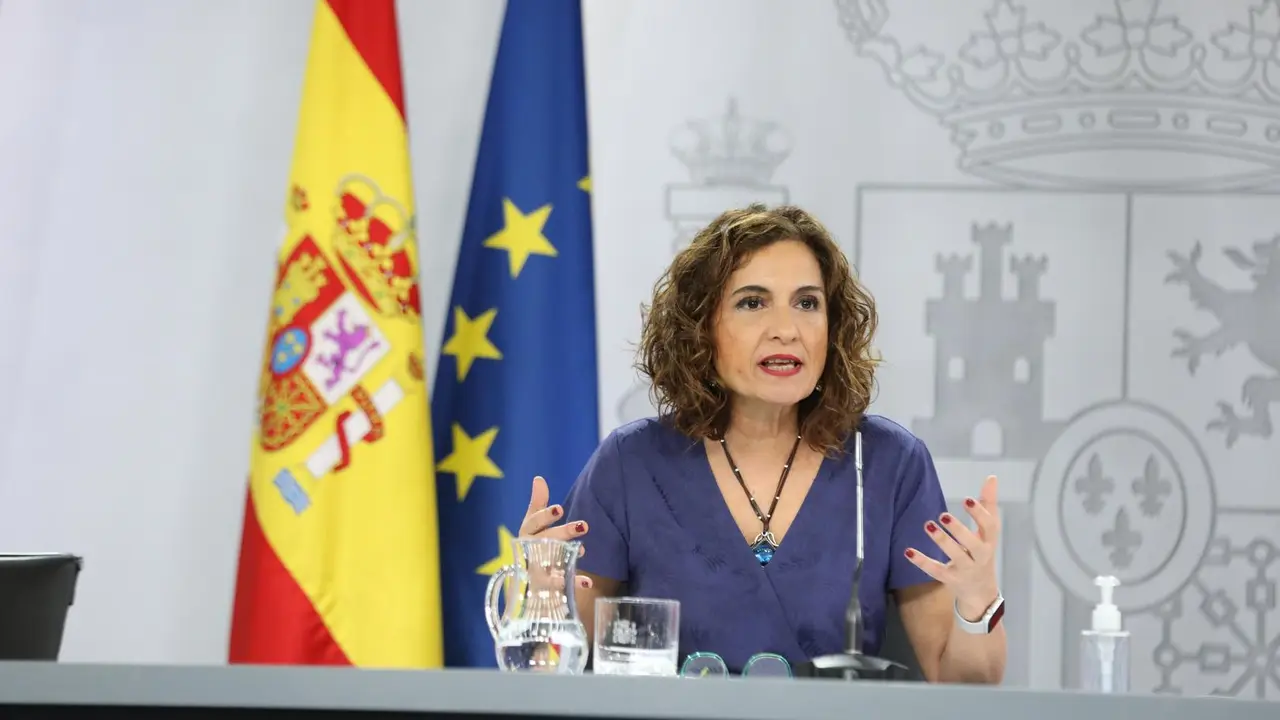 La ministra portavoz y de Hacienda, Mar&iacute;a Jes&uacute;s Montero, comparece en rueda de prensa posterior al Consejo de Ministros extraordinario en Moncloa, a 24 de junio de 2021, en Madrid (Espa&ntilde;a). El Consejo de Ministros extraordinario de este jueves ha aprobado