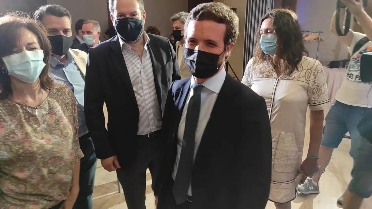 El l&iacute;der del PP, Pablo Casado, a su llegada a C&oacute;rdoba para unas jornadas del PP sobre independencia  judicial previas la Convenci&oacute;n Nacional de oto&ntilde;o. En C&oacute;rdoba, 28 de junio de 2021.