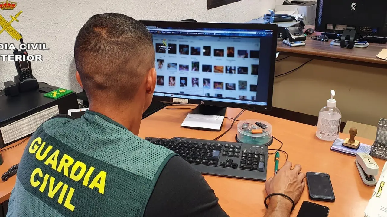 Agente de la Guardia Civil en investigaci&oacute;n