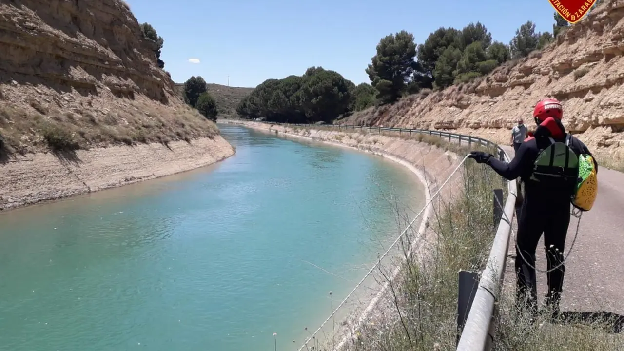 Bomberos de la DPZ rescatan el cuerpo sin vida de un hombre en el canal de Bardenas, en Castiliscar.