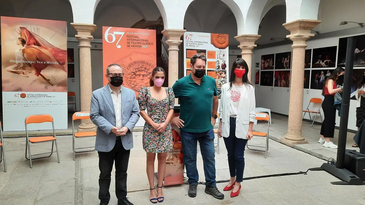 Autoridades en la presentaci&oacute;n de la exposici&oacute;n 'Koylon' del fot&oacute;grafo extreme&ntilde;o Jero Morales en el Festival de M&eacute;rida