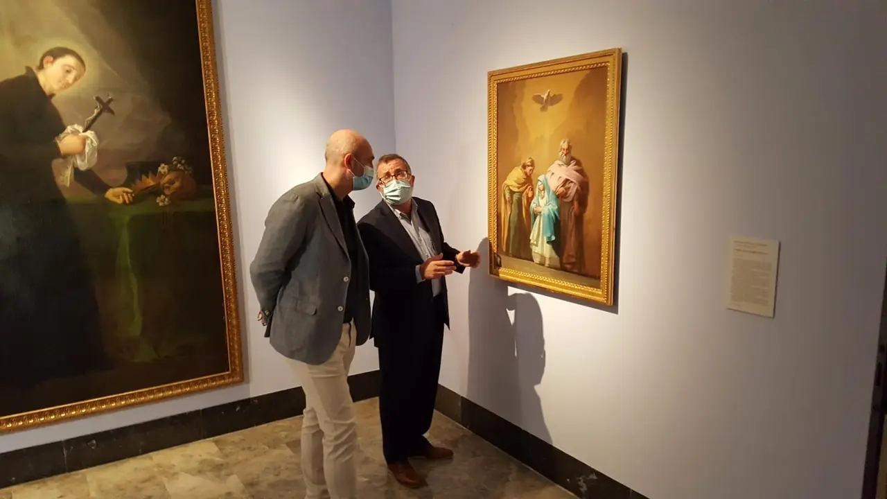 El director del Museo de Zaragoza, Isidro Aguilera, explica al director general de Cultura, V&iacute;ctor Lucea, algunos detalles del &oacute;leo de Gpya 'La Virgen con San Josqu&iacute;n y Santa Ana', presentado en el museo de Zaragoza