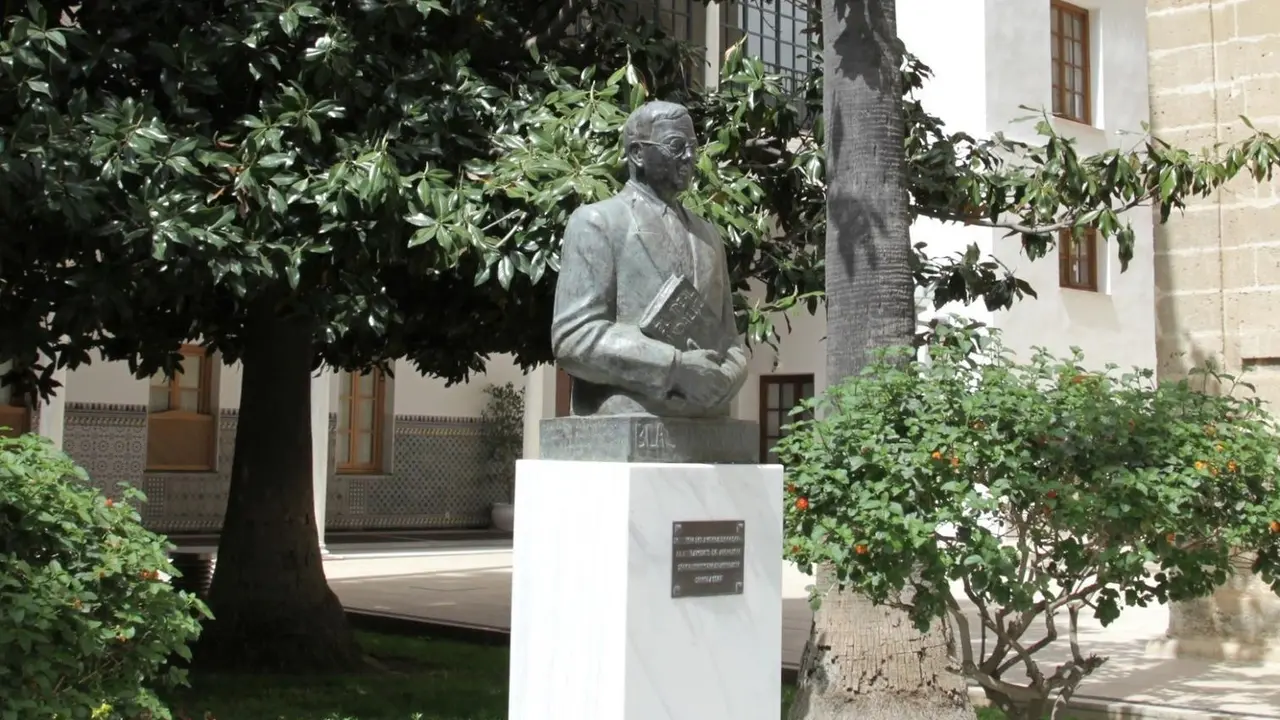 Archivo - Busto de Blas Infante en la puerta del sal&oacute;n de Plenos del Parlamento andaluz
