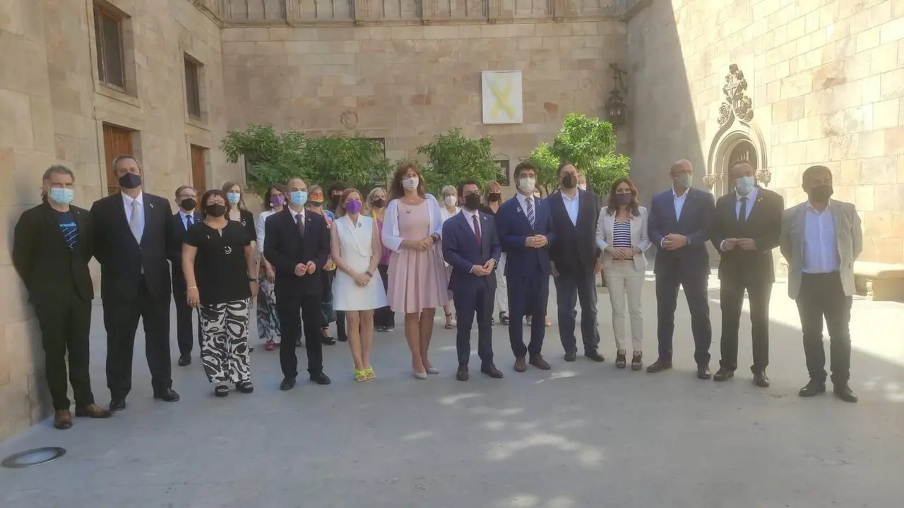 Los indultados del 1-O junto a la presidenta del Parlament, Laura Borr&agrave;s, el presidente de la Generalitat, Pere Aragon&egrave;s, y el resto del Govern tras recibirlos en el Palau de la Generalitat.