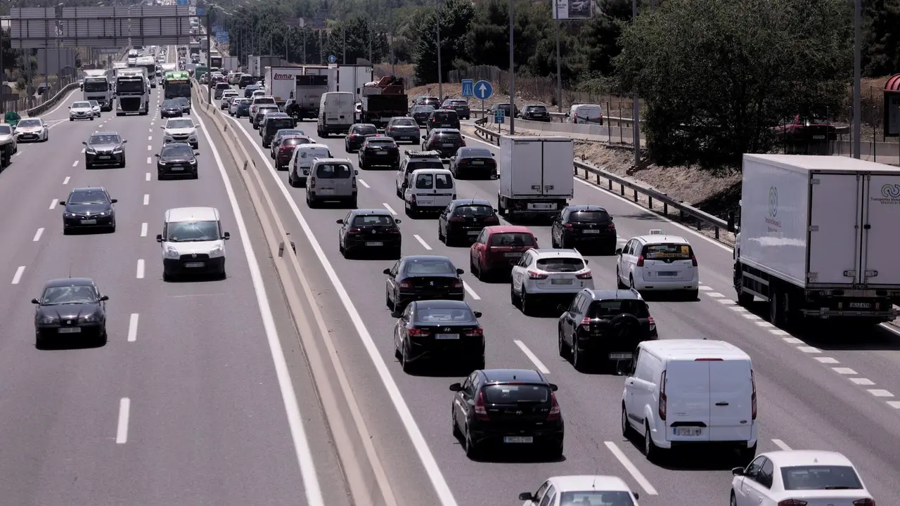 Tr&aacute;fico de coches en la autov&iacute;a del Sur o A-4, antiguamente llamada autov&iacute;a de Andaluc&iacute;a a la altura de la localidad del municipio de Getafe, a 11 de junio de 2021, en Madrid (Espa&ntilde;a). Acerc&aacute;ndonos a la entrada del verano, muchas familias est&aacute;n de vacacio