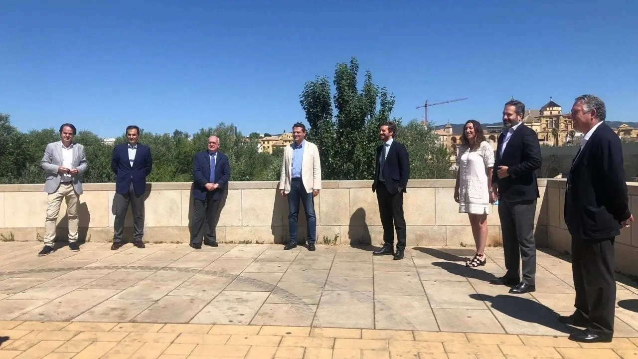 Pablo Casado con parte de los asistentes a la jornada de preparaci&oacute;n en C&oacute;rdoba para la Convenci&oacute;n del PP en oto&ntilde;o con el t&iacute;tulo 'Independencia judicial y regeneraci&oacute;n institucional'.
