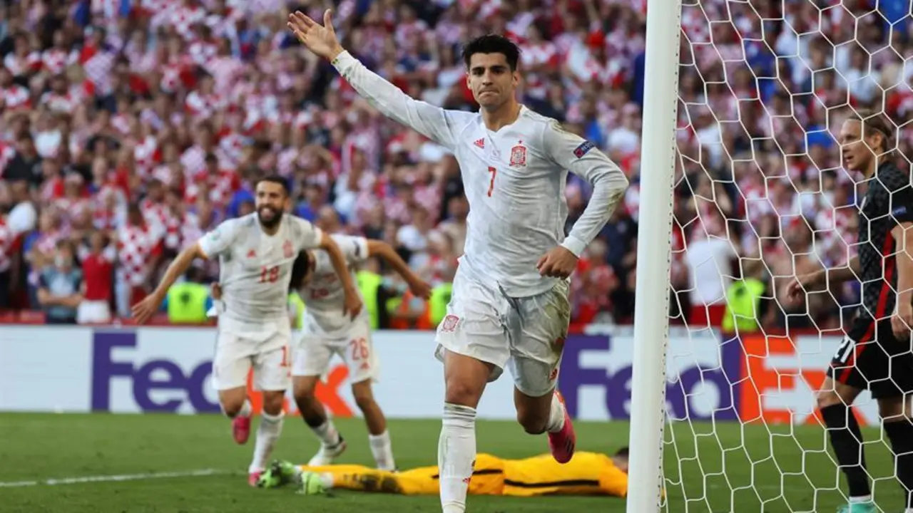 El delantero de Espa&ntilde;a &Aacute;lvaro Morata (c) celebra tras marcar el 3-4 durante el encuentro de octavos de final de la Eurocopa 2020 ante Croacia, este lunes en el estadio Parken de Copenhague (Dinamarca). EFE/ Kiko Huesca
