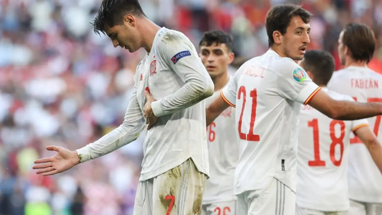 El delantero de Espa&ntilde;a &Aacute;lvaro Morata (i) celebra tras marcar el 3-4 durante el encuentro de octavos de final de la Eurocopa 2020 ante Croacia, este lunes en el estadio Parken de Copenhague (Dinamarca). EFE/ Kiko Huesca