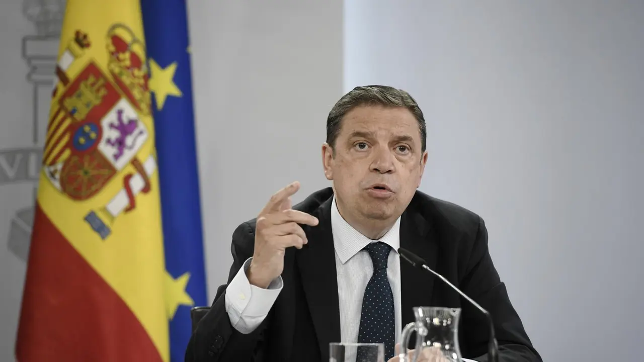 El ministro de Agricultura, Pesca y Alimentaci&oacute;n, Luis Planas, comparece en rueda de prensa posterior al Consejo de Ministros en Moncloa, a 1 de junio de 2021, en Madrid, (Espa&ntilde;a).