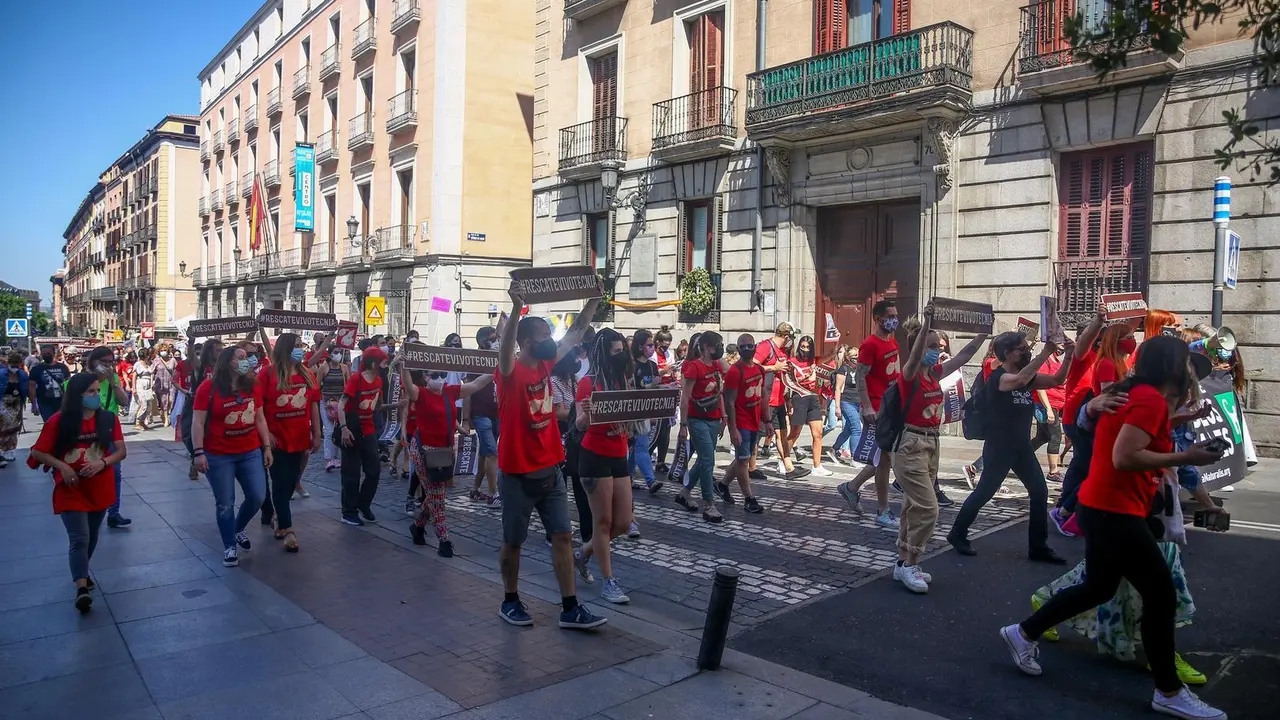 Varias personas participan en una manifestaci&oacute;n para exigir el rescate de los animales de Laboratorios Vivotecnia, a 29 de mayo de mayo de 2021, en Madrid (Espa&ntilde;a).