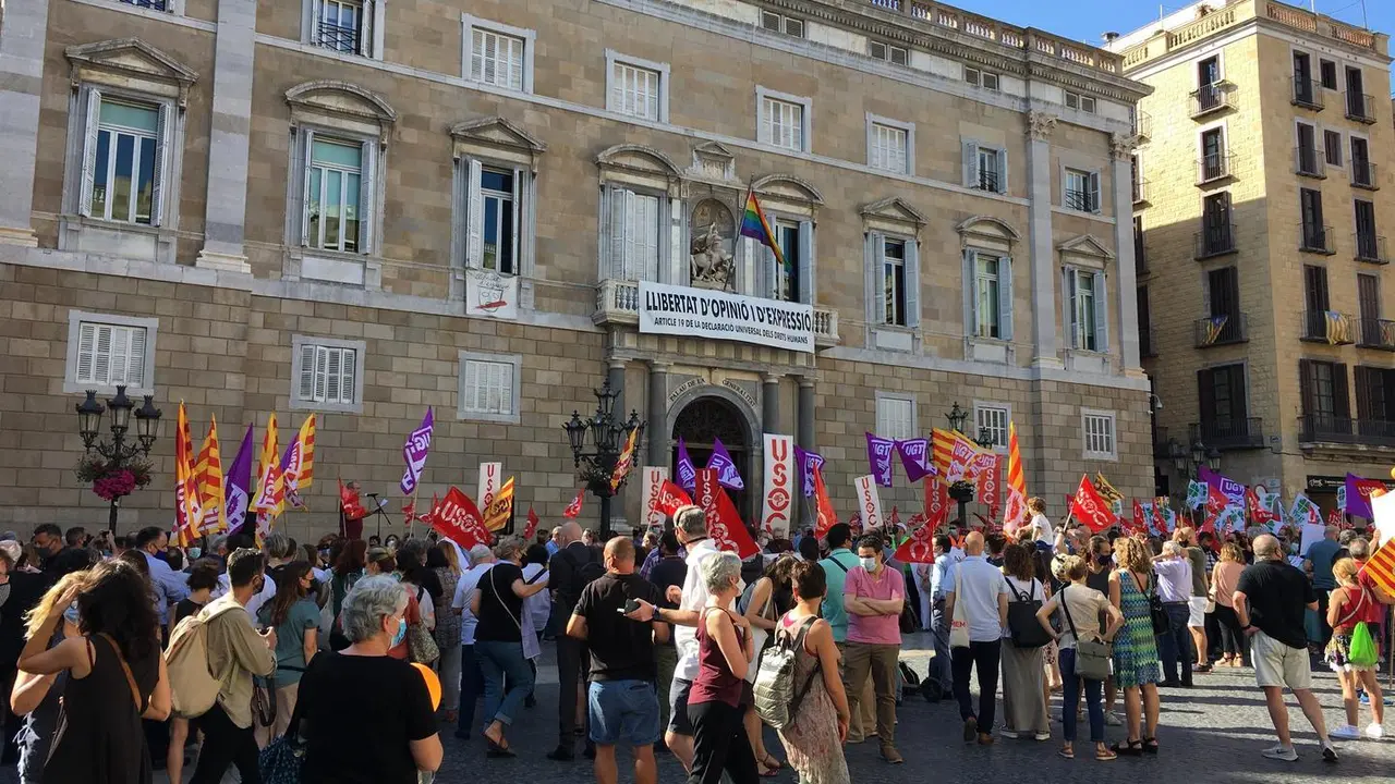 Concentraci&oacute;n de sindicatos y patronales de la escuela concertada en la plaza Sant Jaume de Barcelona
