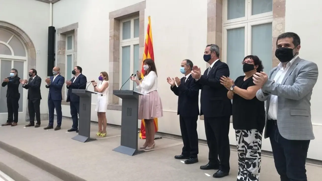 La presidenta del Parlament, Laura Borr&agrave;s, recibe a los indultados del 1-O en la C&aacute;mara catalana a 28 de junio de 2021, en Barcelona.