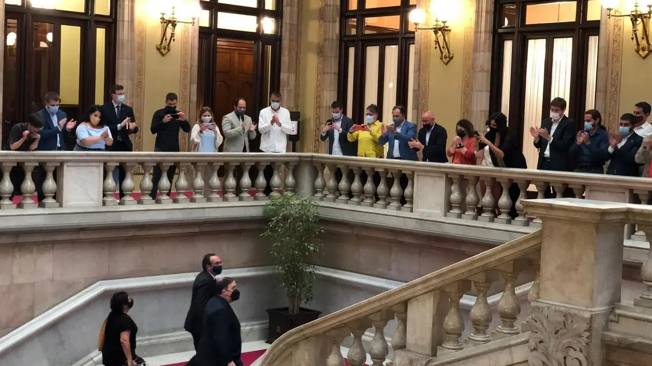 El l&iacute;der de ERC, Oriol Junqueras, y los exconsellers de la Generalitat Josep Rull y Dolors Bassa a su llegada al Parlament tras ser indultados por el 1-O a 28 de junio de 2021, en Barcelona.