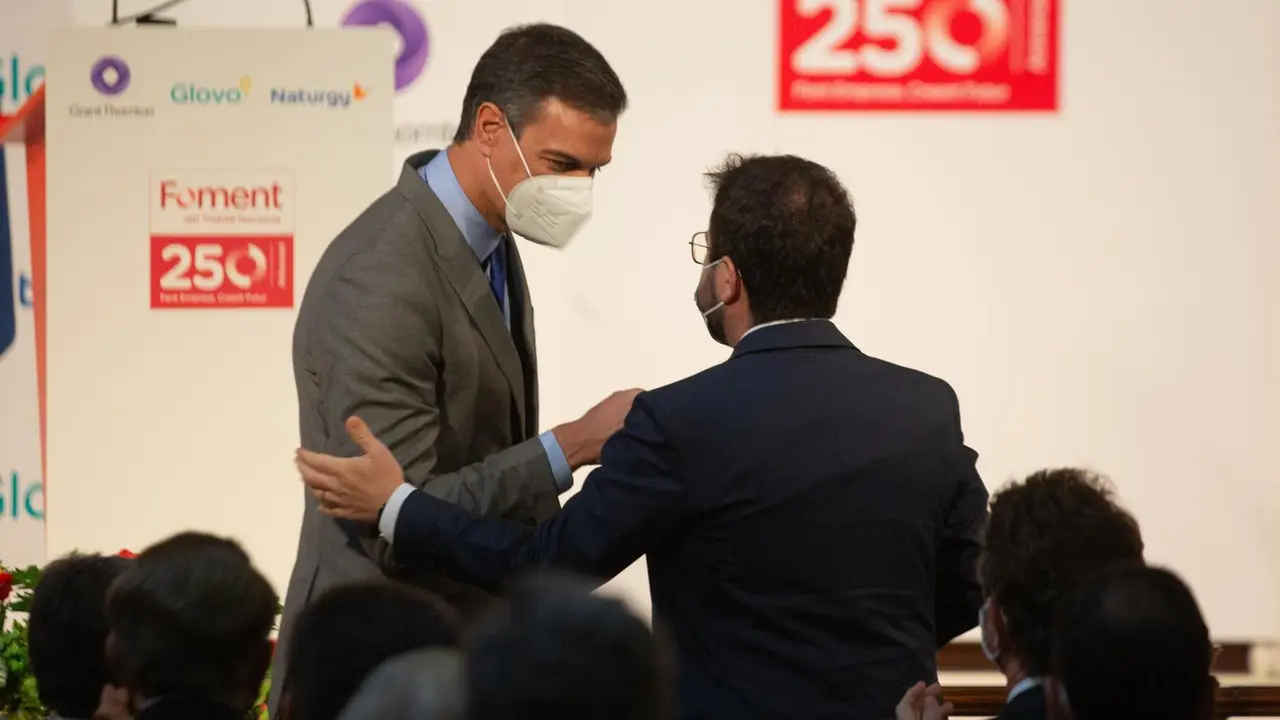 El presidente del Gobierno, Pedro S&aacute;nchez (i) y el president de la Generalitat, Pere Aragon&eacute;s (d), se saludan durante la entrega de la medalla del 250 aniversario de Foment del Treball al editor de &lsquo;La Vanguardia&rsquo;, Javier God&oacute;. ARCHIVO.