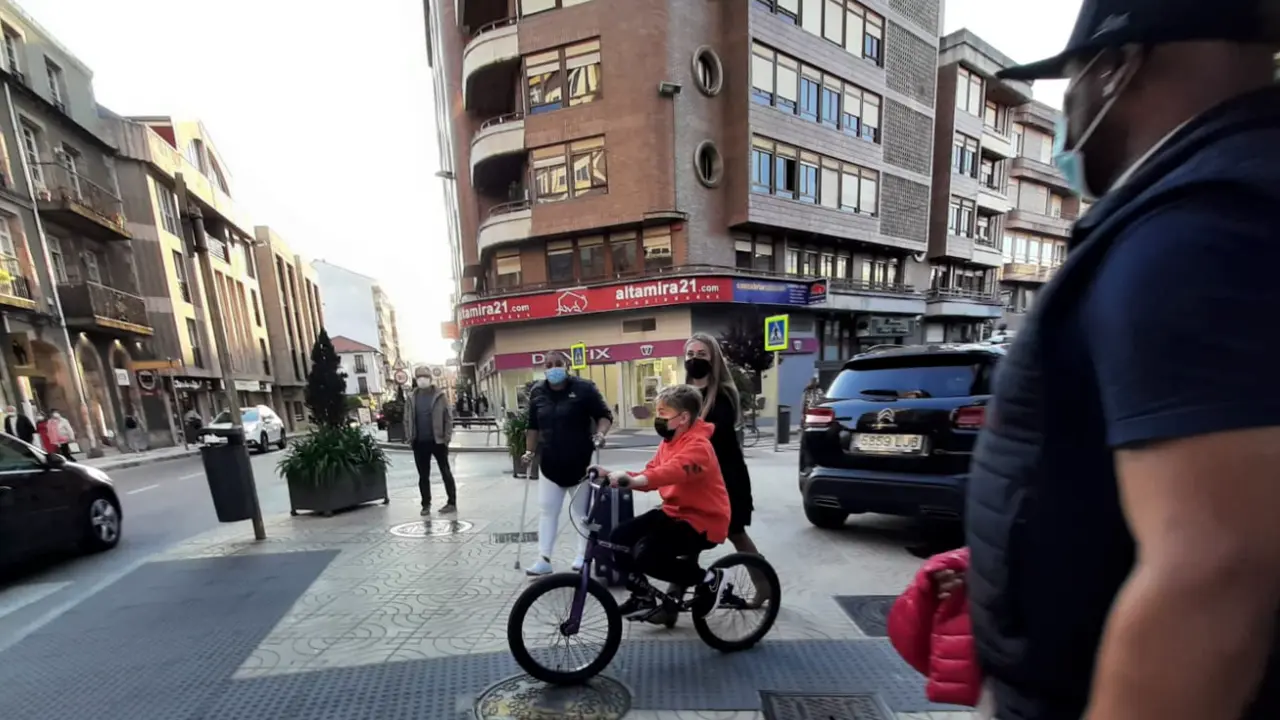Varias personas con mascarilla  por el centro de Torrelavega. / S.D&iacute;az