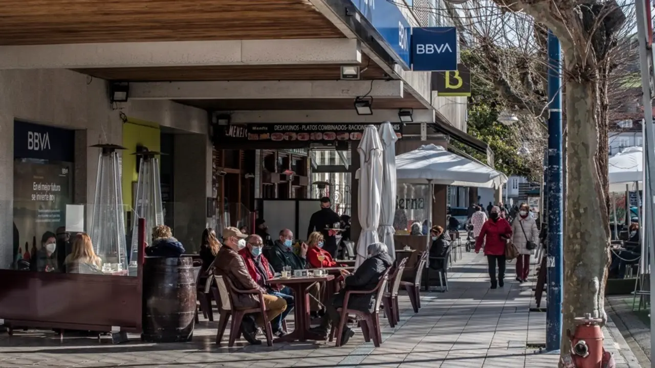 Varias personas en una terraza de la localidad de Laredo, Cantabria. / REGUERA