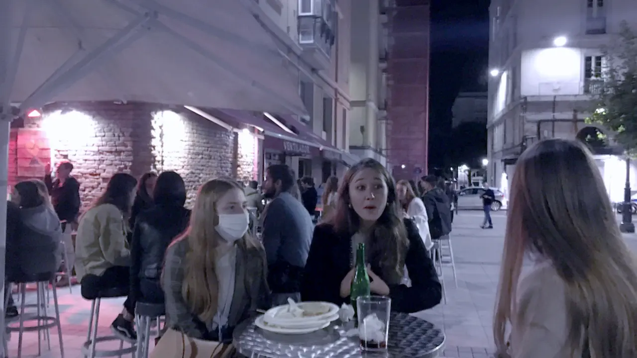 Varios j&oacute;venes en la zona de ocio nocturno de la ciudad de Santander. / S. D.