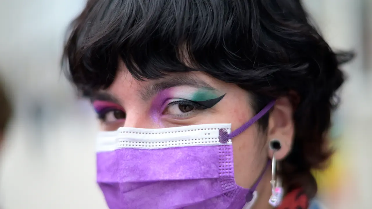 Una chica participa en una manifestaci&oacute;n convocada por el D&iacute;a Internacional del Orgullo LGTBI, a 28 de junio de 2021, en A Coru&ntilde;a, Galicia, (Espa&ntilde;a). La manifestaci&oacute;n, que coincide con otras convocadas en otros puntos de la geograf&iacute;a espa&ntilde;ola, tiene como lema &lsquo;Os dereitos humanos non se negocian, lex&iacute;slanse: Lei trans integral xa!&rsquo; (Los derechos humanos no se negocian, legislanse: Ley Trans integral ya!).
M. Dylan / Europa Press
28/6/2021