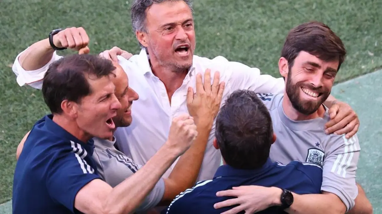 Spain's head coach Luis Enrique (C) celebrates their win after the UEFA EURO 2020 round of 16 soccer match between Croatia and Spain in Copenhagen, Denmark, 28 June 2021. (Croacia, Dinamarca, Espa&ntilde;a, Copenhague) EFE/EPA/Wolfgang Rattay / POOL (RESTRICTIONS: For editorial news reporting purposes only. Images must appear as still images and must not emulate match action video footage. Photographs published in online publications shall have an interval of at least 20 seconds between the posting.)