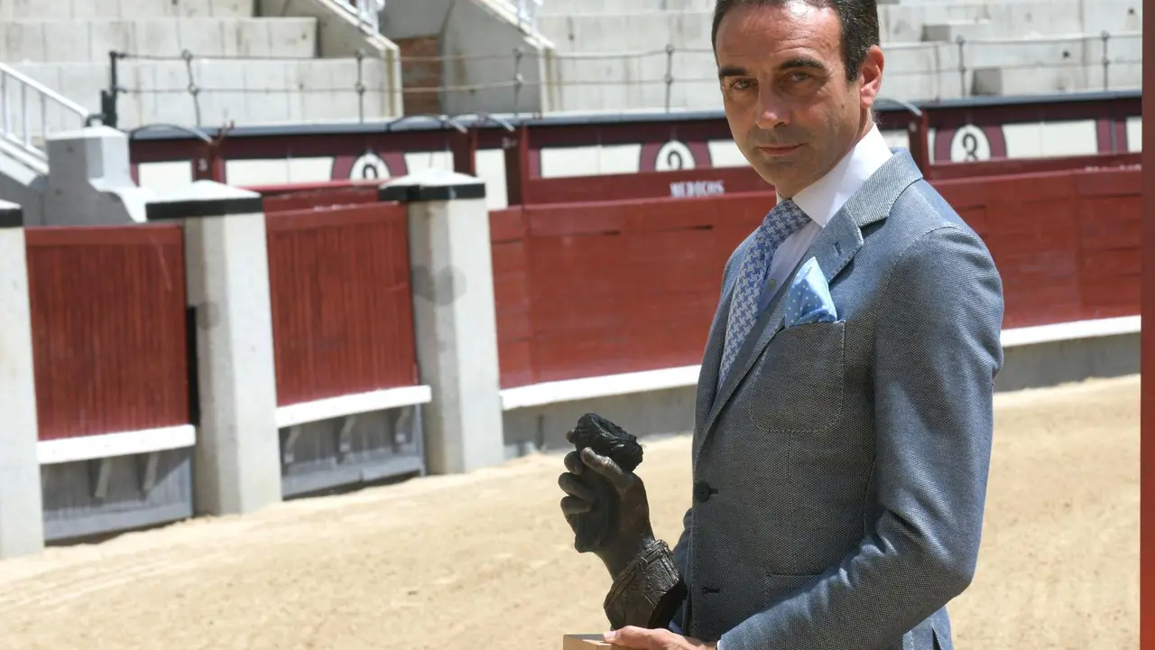 Enrique Ponce posa tras recibir la oreja de oro especial por sus 30 a&ntilde;os continuados de profesi&oacute;n, a 15 de junio de 2021, en Madrid (Espa&ntilde;a).