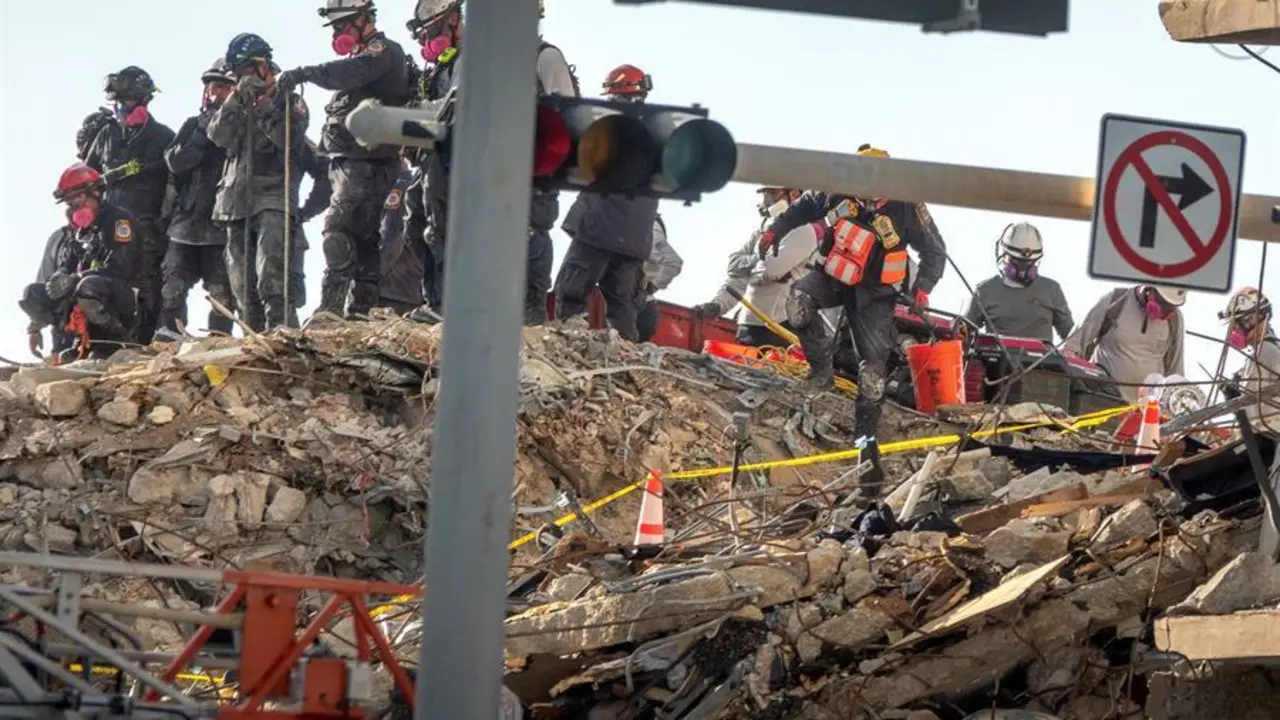 El equipo de rescate busca en el edificio de condominios Champlain Towers South, parcialmente derrumbado, en Surfside, Florida, Estados Unidos. EFE/EPA/CRISTOBAL HERRERA