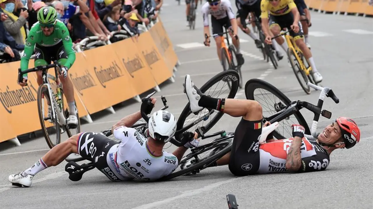 El australiano Caleb Ewan (d), del Lotto Soudal, y el eslovaco Peter Sagan, del Bora-Hansgrohe, colisionan justo antes de la l&iacute;nea de meta durante la tercera etapa del Tour de Francia. EFE/ Christophe Petit-tesson