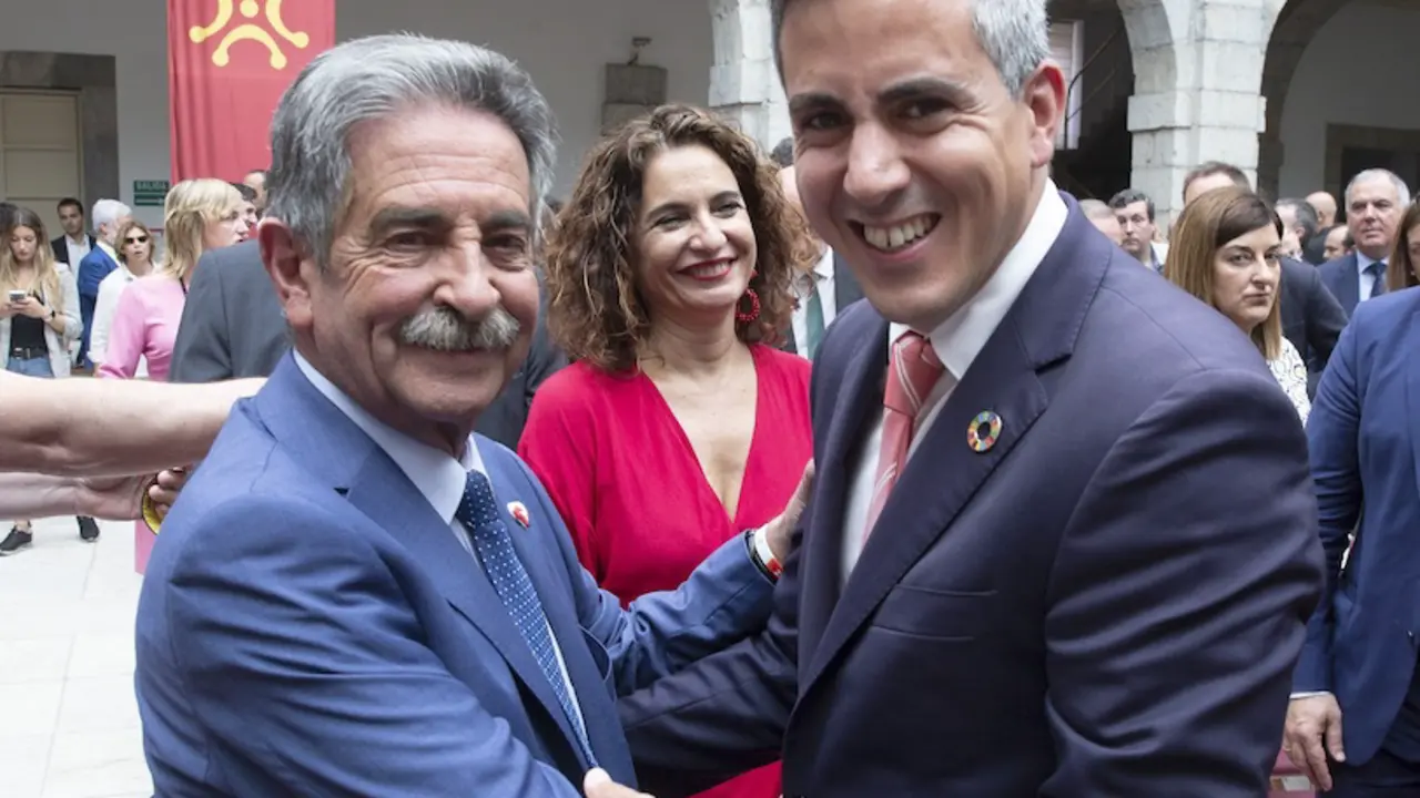 Miguel Angel Revilla saluda a Pablo Zuloaga nada m&aacute;s tomar posesi&oacute;n como presidente de Cantabria, en junio de 2019. / ALERTA