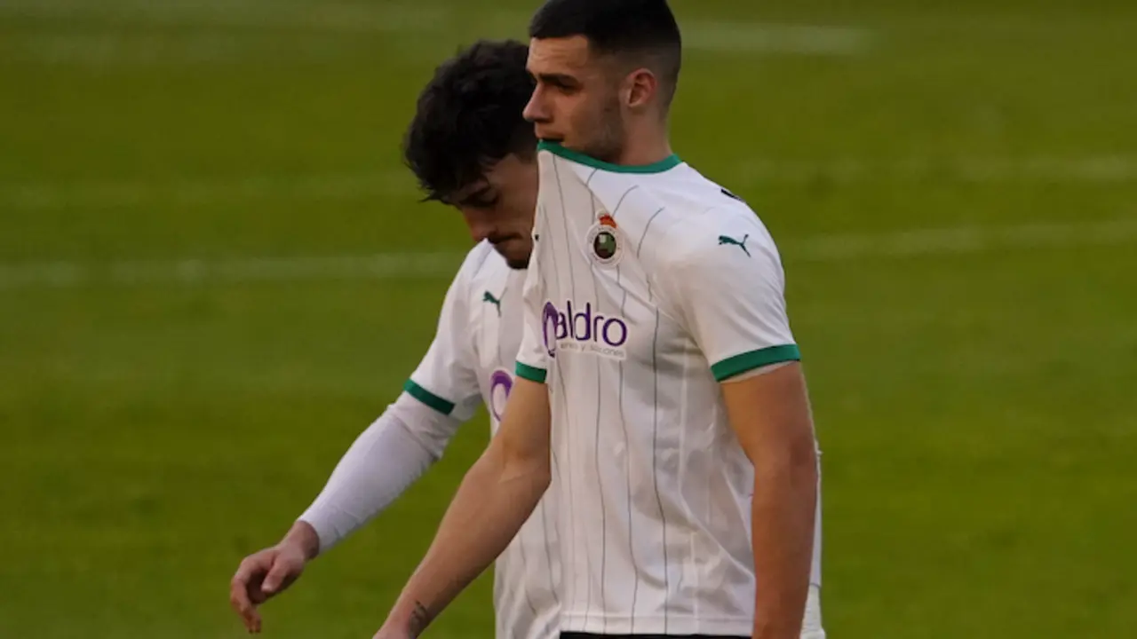 Mantilla y Ceballos, camino del vestuario tras otro mal resultado en Los Campos de Sport. / Hardy