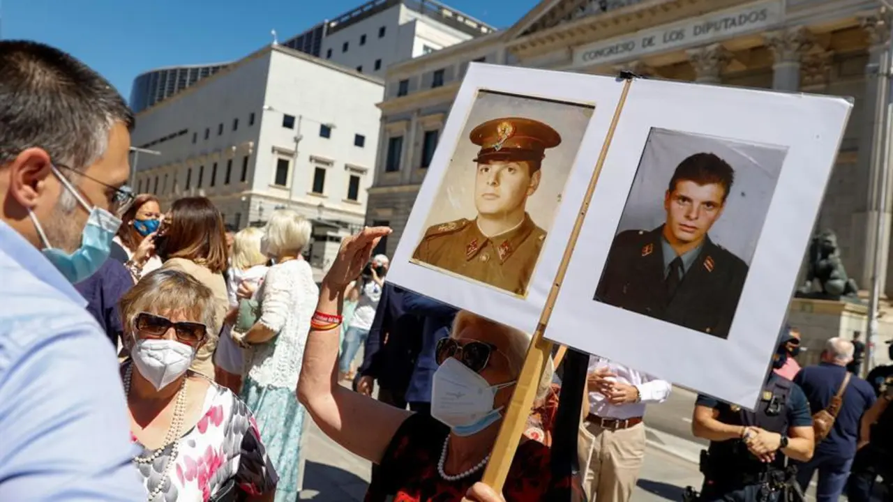 Asistentes a la concentraci&oacute;n convocada por la Asociaci&oacute;n V&iacute;ctimas del Terrorismo (AVT) y otros colectivos frente al Congreso de los Diputados, donde este domingo se celebra un acto institucional en homenaje a las v&iacute;ctimas del terrorismo, como muestra de rechazo a los acuerdos del Gobierno con Bildu y a su pol&iacute;tica penitenciaria. EFE/ Mariscal