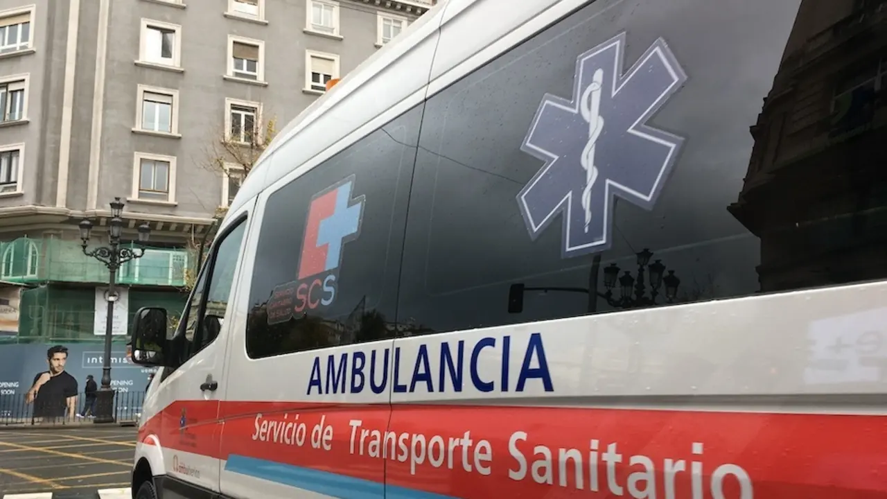 Una ambulancia por el centro de la ciudad de Santander. / S. D&iacute;az