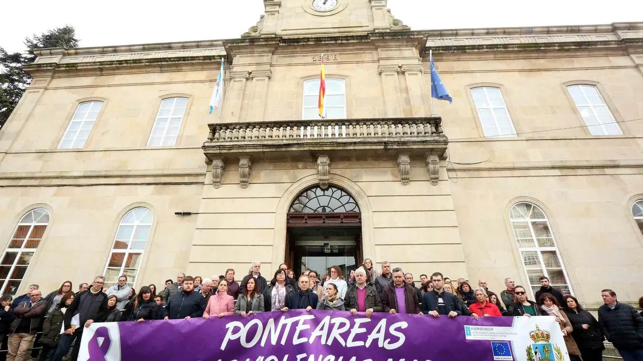 Archivo - Concentraci&oacute;n de repulsa por la agresi&oacute;n a una mujer por parte de su exmarido,  un vecino de Ponteareas , para quien el juzgado ha ordenado ingreso en prisi&oacute;n provisional.