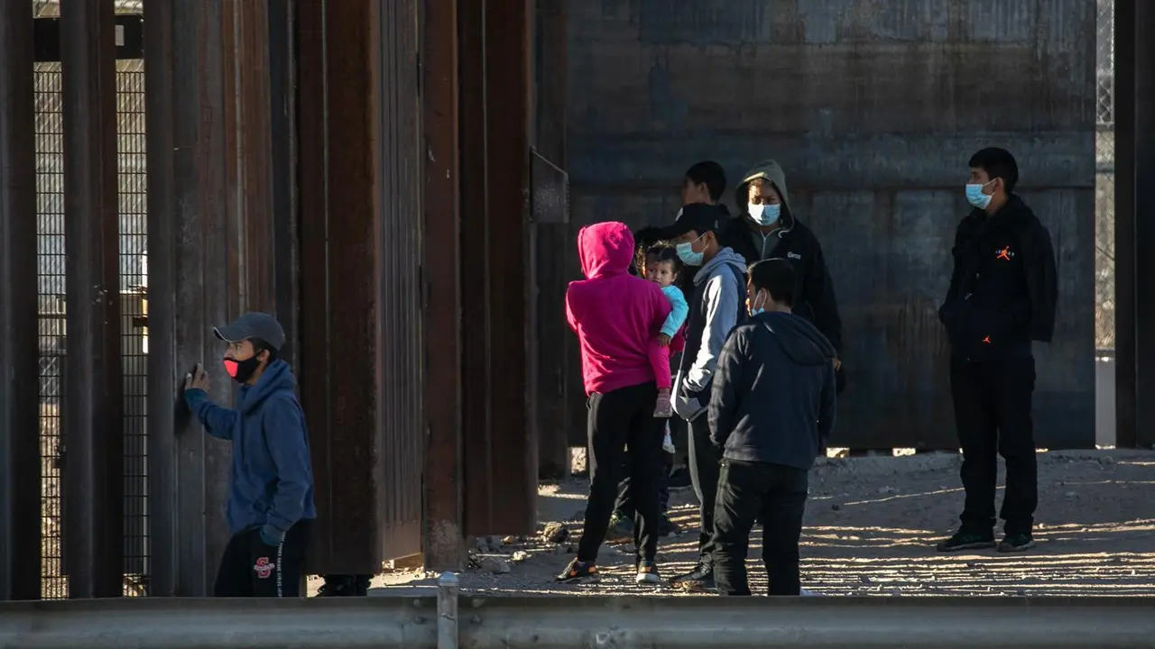 Archivo - Migrantes intentado cruzar la frontera de M&eacute;xico a Estados Unidos