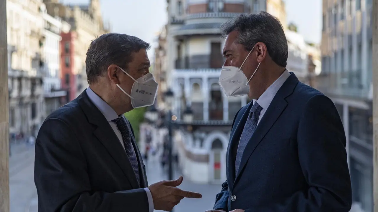 Archivo - El ministro de Agricultura, Pesca y Alimentaci&oacute;n, Luis Planas, durante su reuni&oacute;n con el alcalde de Sevilla, Juan Espadas. En el Ayuntamiento de Sevilla (Andaluc&iacute;a, Espa&ntilde;a), a 07 de abril de 2021.
