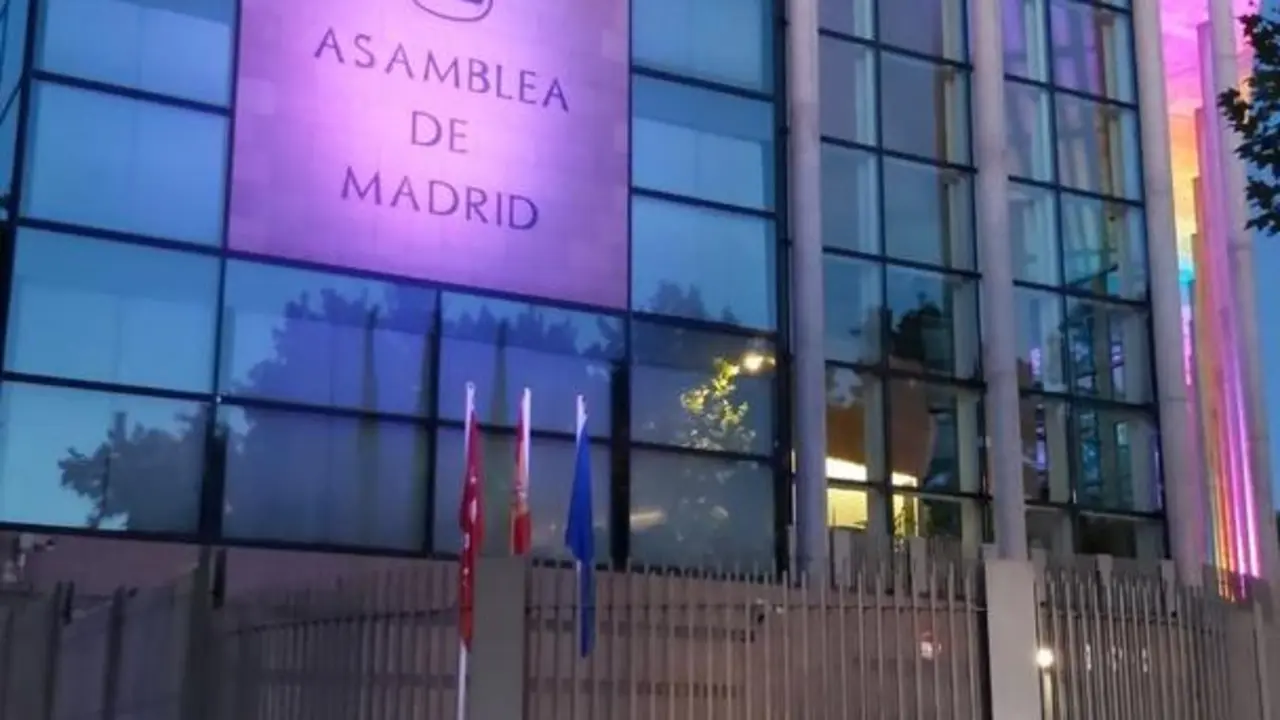 La fachada de la Asamblea de Madrid iluminada de arco&iacute;ris con motivo del D&iacute;a del Orgullo LGTBI
