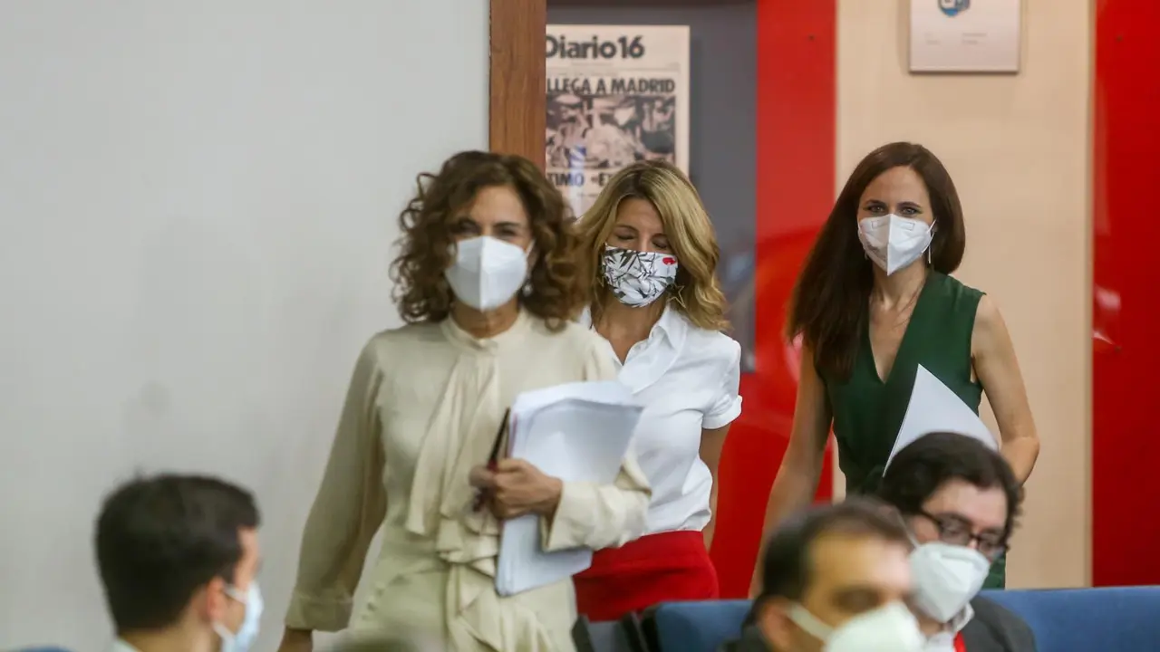 (I-D) La ministra portavoz, Mar&iacute;a Jes&uacute;s Montero; la vicepresidenta tercera, Yolanda D&iacute;az y la ministra de Derechos Sociales y Agenda 2030, Ione Belarra, a su llegada para comparecer en rueda de prensa tras el Consejo de Ministros, a 8 de junio de 2021.