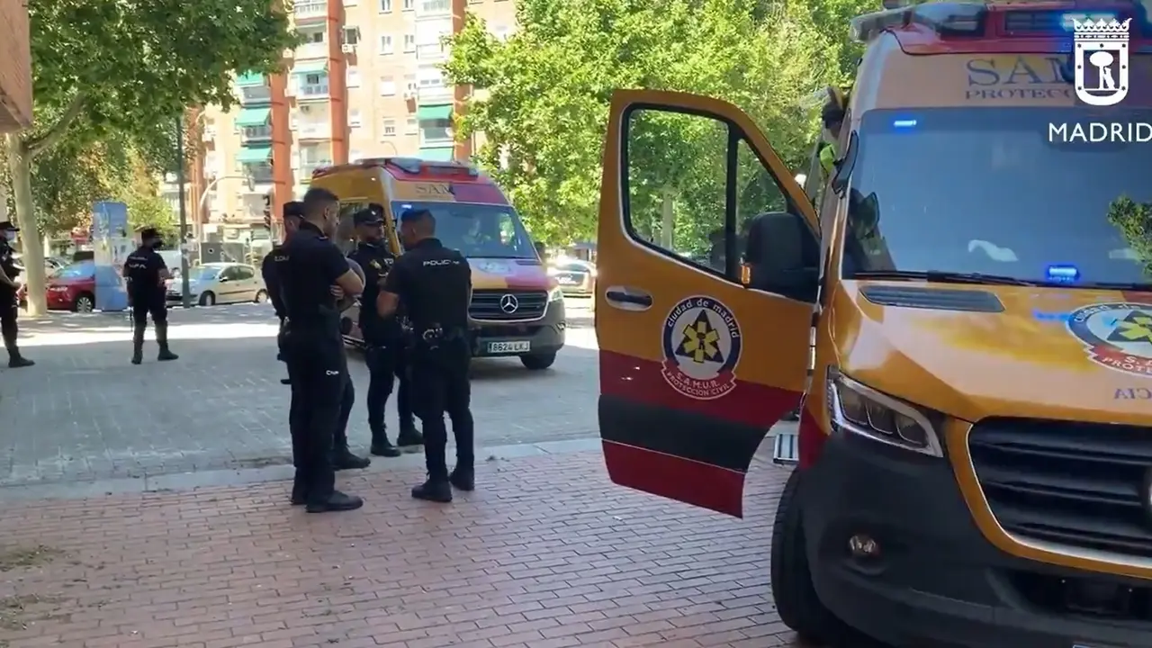 La Polic&iacute;a en el lugar donde se han registrado cuatro apu&ntilde;alados, uno de ellos muy graves, en Puente de Vallecas