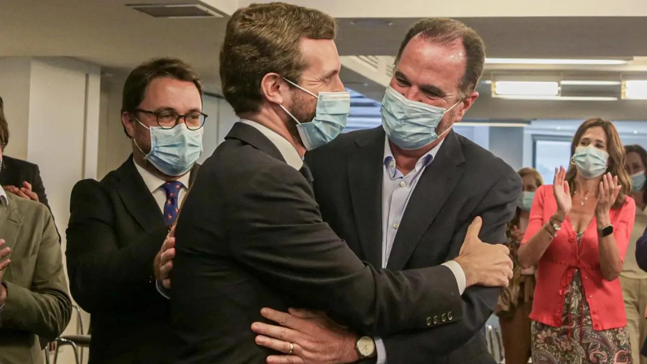 Archivo - El presidente nacional del Partido Popular, Pablo Casado, saluda al candidato popular a lehendakari en las pasadas elecciones vascas, Carlos Iturgaiz , antes de la reuni&oacute;n del Comit&eacute; Ejecutivo del PP. En Madrid (Espa&ntilde;a), a 15 de julio de 2020.