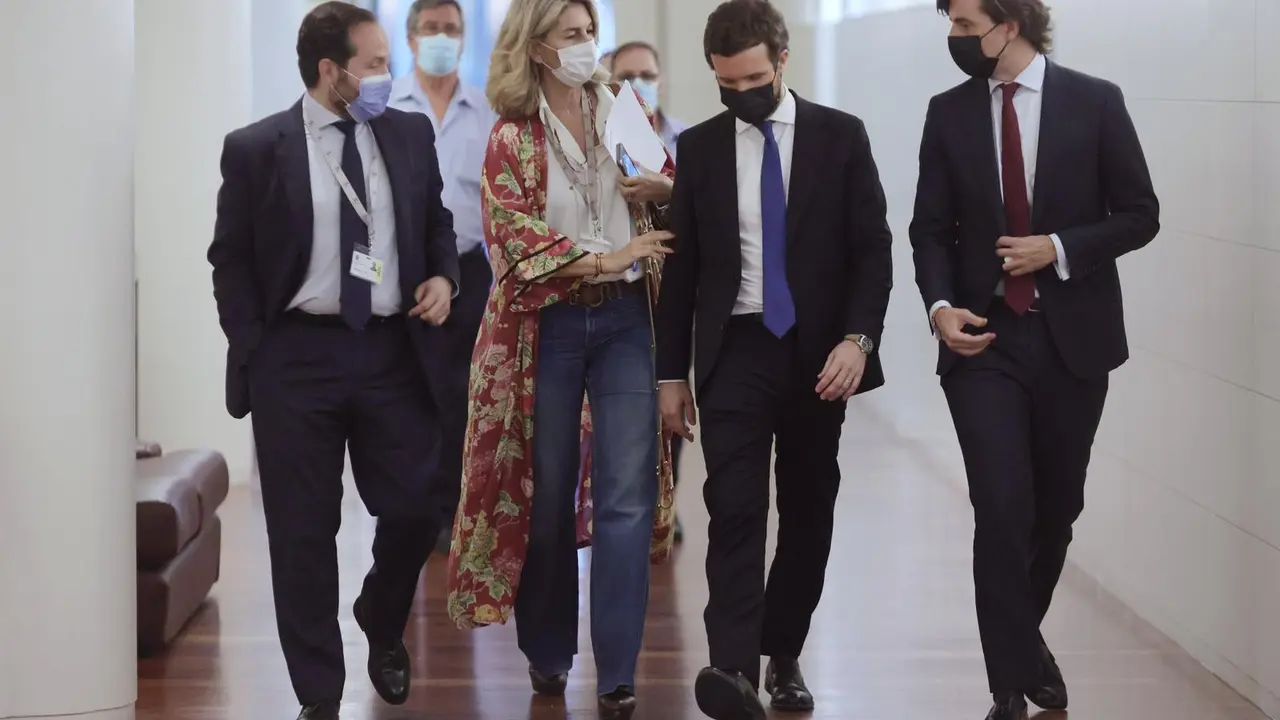El presidente de PP, Pablo Casado, junto al vicesecretario de Comunicaci&oacute;n del PP, Pablo Montesinos, y varios miembros de su equipo a su llegada a una reuni&oacute;n del Grupo Popular en el Congreso. En Madrid, a 21 de junio de 2021.