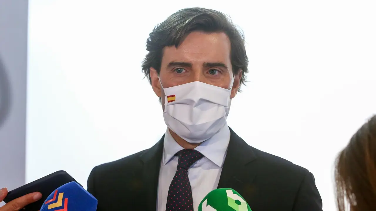 Archivo - El vicesecretario de Comunicaci&oacute;n del Partido Popular, Pablo Montesinos, atiende a los medios durante su visita al stand del Ayuntamiento de M&aacute;laga de la Feria Internacional de Turismo (FITUR), a 21 de mayo de 2021, en Madrid (Espa&ntilde;a).