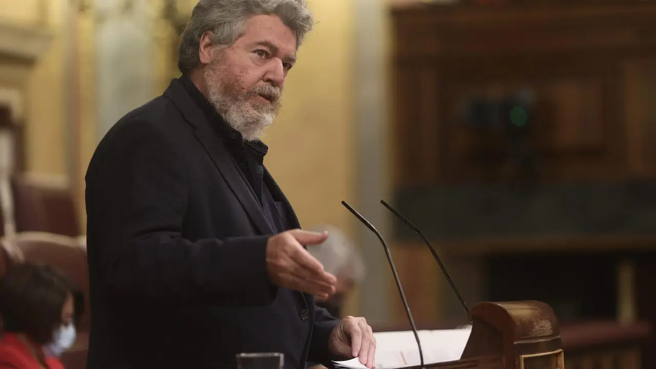 Archivo - El diputado de Unidas Podemos, Juan Antonio L&oacute;pez de Uralde, interviene en una sesi&oacute;n plenaria en el Congreso de los Diputados, a 25 de mayo de 2021, en Madrid (Espa&ntilde;a). El Pleno tiene previsto dar v&iacute;a libre hoy a la tramitaci&oacute;n de una propuesta