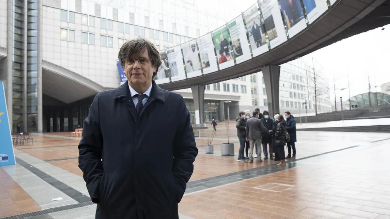 Archivo - El expresidente de la Generalitat, Carles Puigdemont, frente al Parlamento Europeo, en Bruselas (B&eacute;lgica), a 9 de marzo de 2021. ARCHIVO.