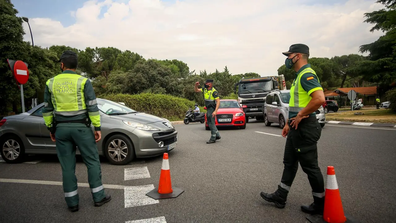 Varios polic&iacute;as paran a los coches para someter a pruebas de control de consumo de drogas y alcohol a los conductores durante la presentaci&oacute;n de una nueva campa&ntilde;a de la DGT, a 16 de junio de 2021, en Pozuelo de Alarc&oacute;n, Madrid (Espa&ntilde;a). Con la nueva campa