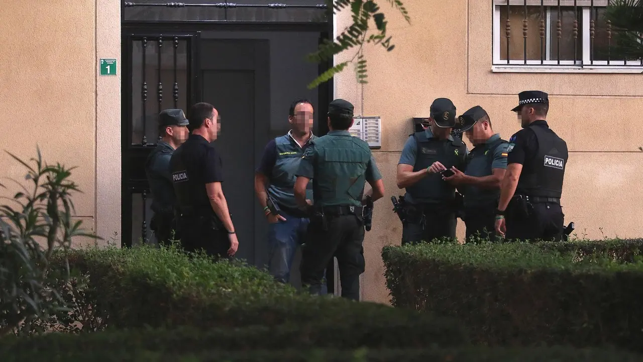  La Guardia Civil registra el domicilio de una mujer de 38 a&ntilde;os y nacionalidad espa&ntilde;ola detenida como presunta autora de la muerte de su hijo de siete a&ntilde;os edad, cuyo cuerpo transportaba en el interior de su veh&iacute;culo cuando ha sido detenida por los agentes de la Guardia Civil. En la calle R&iacute;o Tajo en el Hu&eacute;rcal de Almer&iacute;a, a 10 de octubre de 2019.
